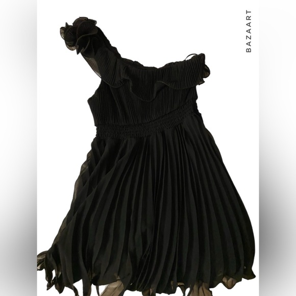 Cute  little black one shoulder dress - Picture 2 of 3